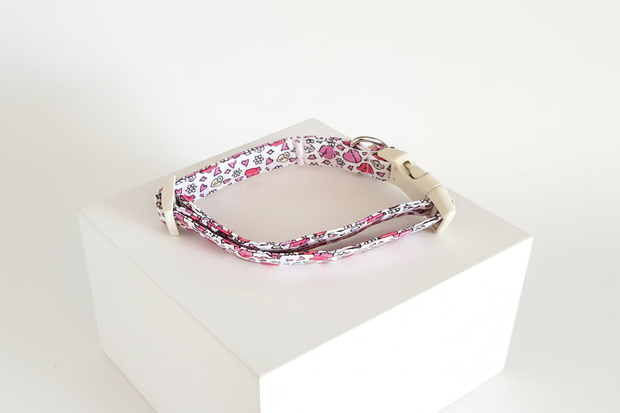 Weißes Herz-Halsband mit Herz-Anhänger (Größe M)