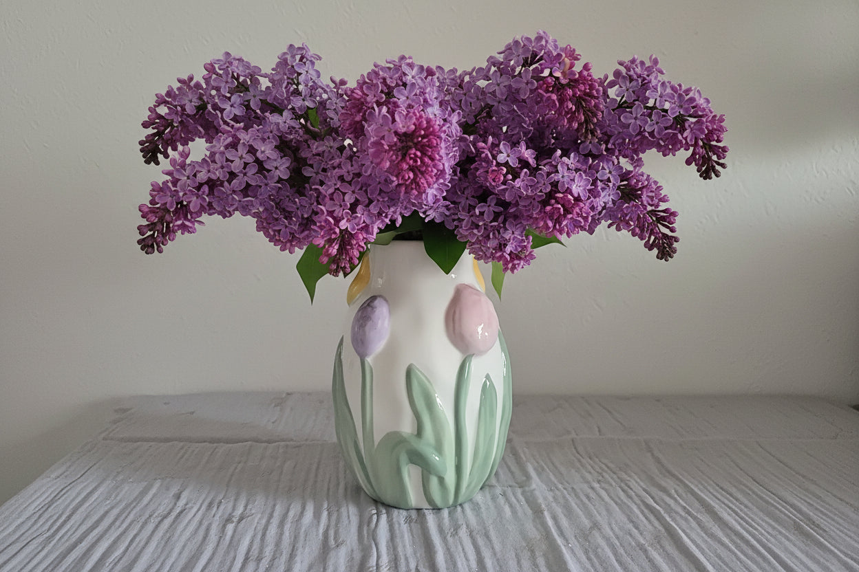 Bezaubernde Tulpen-Relief Vase – Handbemalte Frühlingsdeko ca. 16 cm