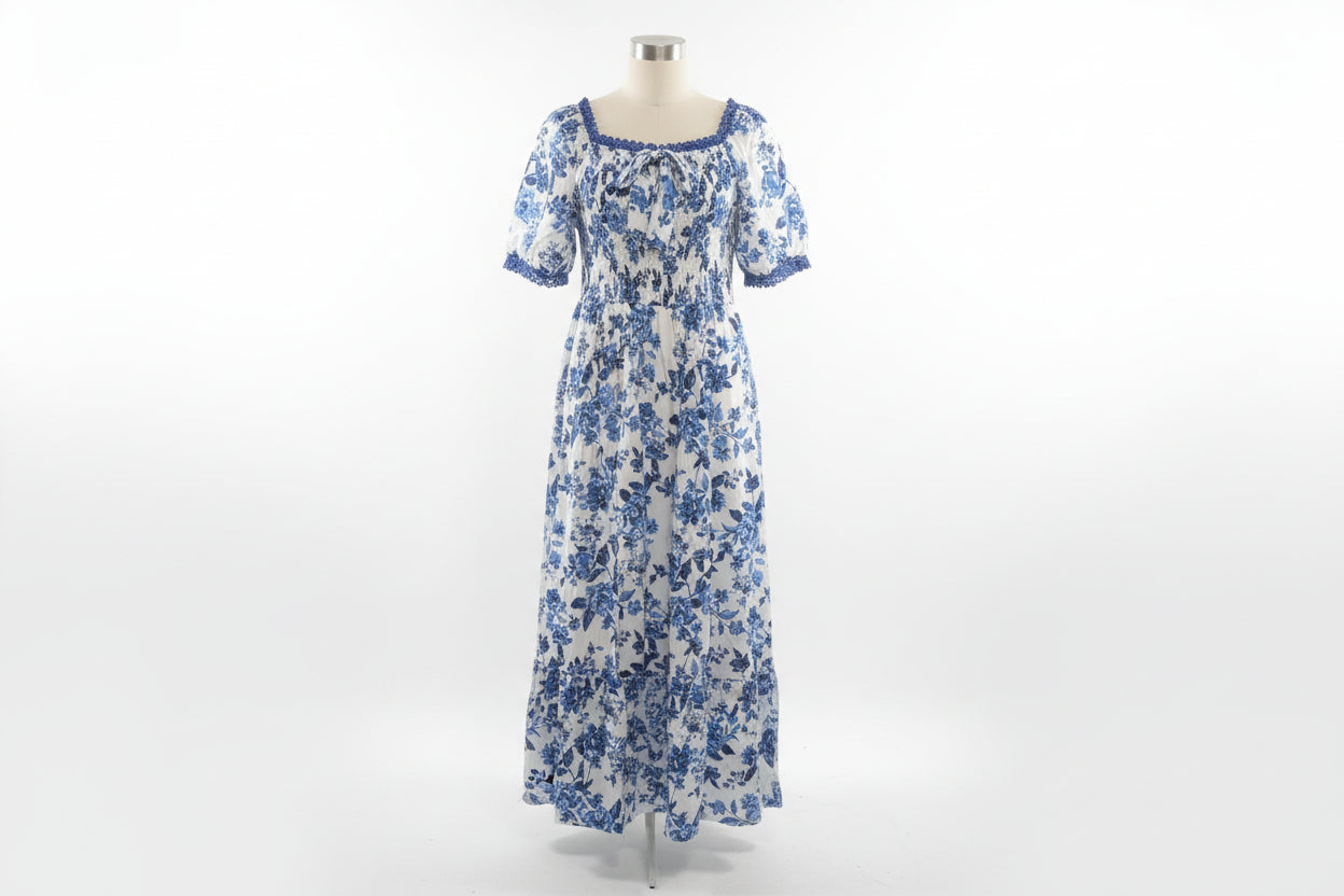 Sommernachtstraum: Florales Maxikleid in Blau-Weiß