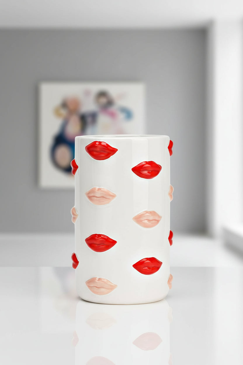 Vase mit Lippen aus Keramik, Weiß/Rosa/Rot (B/H/T) 11x17x11cm