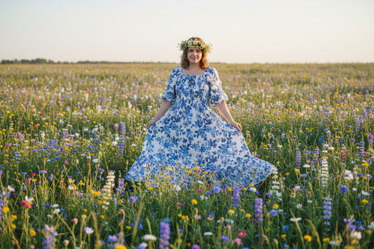 Sommernachtstraum: Florales Maxikleid in Blau-Weiß