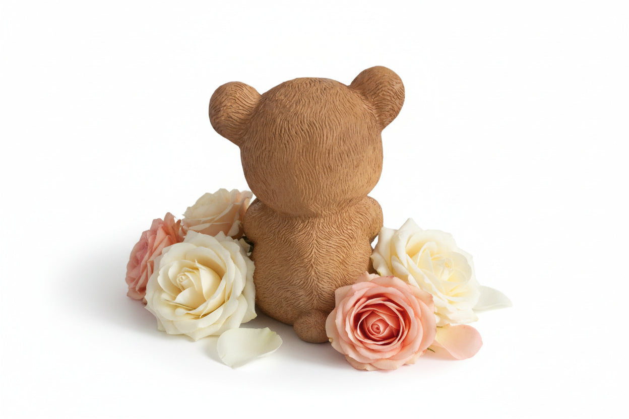 Herziger Deko-Bär mit Rosen-Herz – 20 cm Botschafter der Liebe