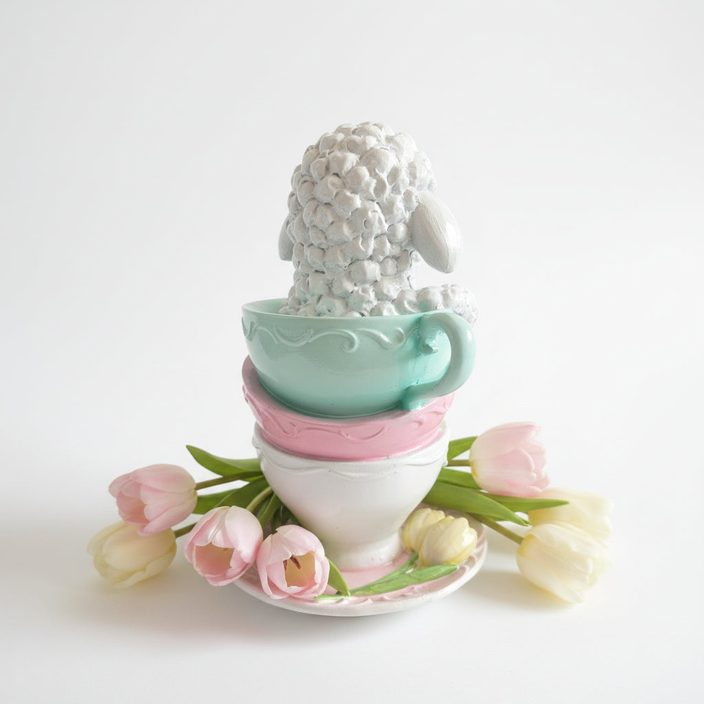 Niedliches Deko-Lamm in Pastell-Tassen – 18 cm Vintage-Stil Sammelfigur