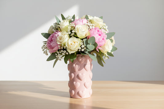 Romantische Herz-Relief Vase in Puderrosa – 17 cm Keramik-Deko