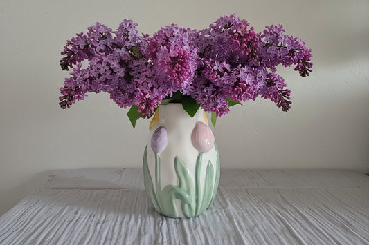 Bezaubernde Tulpen-Relief Vase – Handbemalte Frühlingsdeko ca. 16 cm