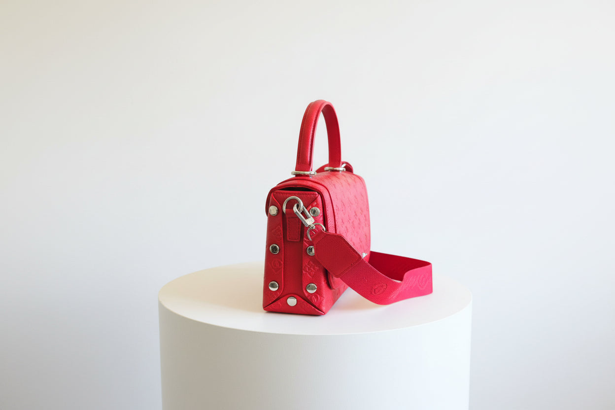 MICUSSI Milano – Elegante Handtasche in Signalrot – „Made in Italy“ – Edle Logo-Prägung – NEU