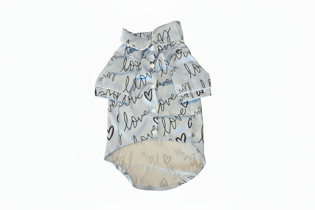 Hunde-Pyjama „Night & Love“ – Edler Satin-Look in Hellblau