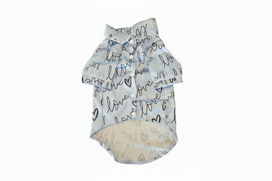 Hunde-Pyjama „Night & Love“ – Edler Satin-Look in Hellblau