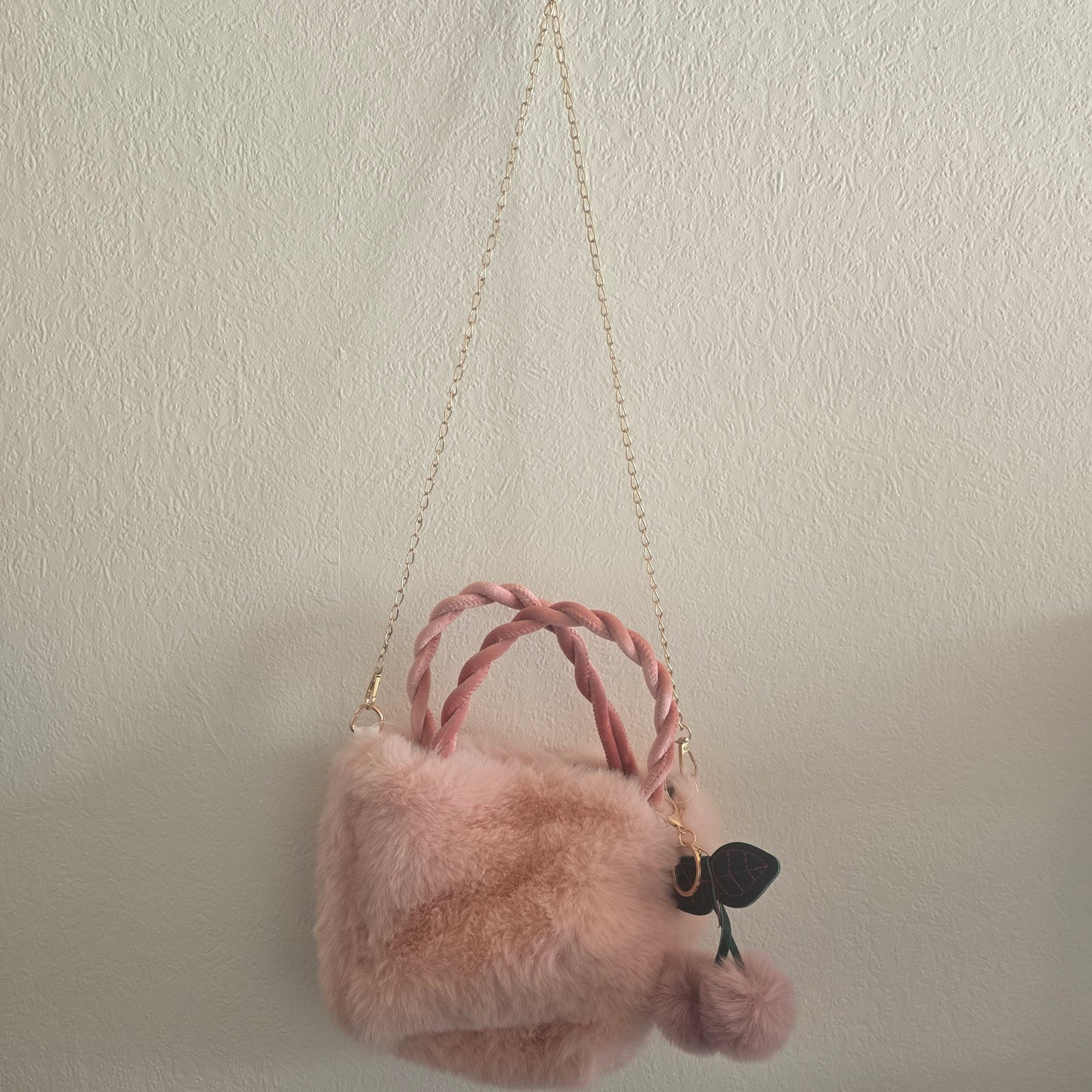 Plüsch-Handtasche „Cherry Blossom“ – Rosa Faux-Fur mit goldener Kette