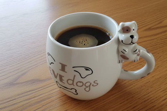 Süße 3D-Hundetasse „I LOVE dogs“ – Keramikbecher mit kleiner Hundefigur am Henkel