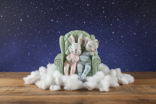 Schlafende Hasenkinder im Pyjama auf Sessel – Herzliche Deko-Figur