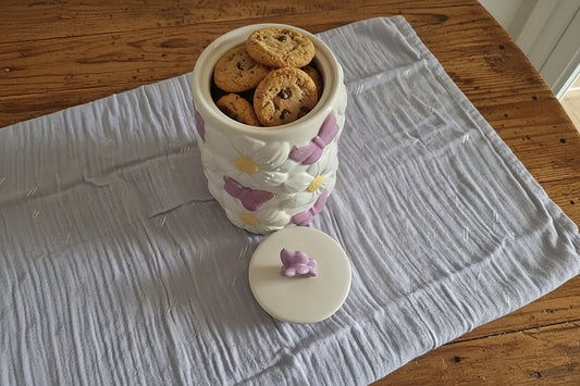 Bezaubernde Vorratsdose „Schmetterling & Margerite“ – Nostalgische Keramik mit Relief-Dekor